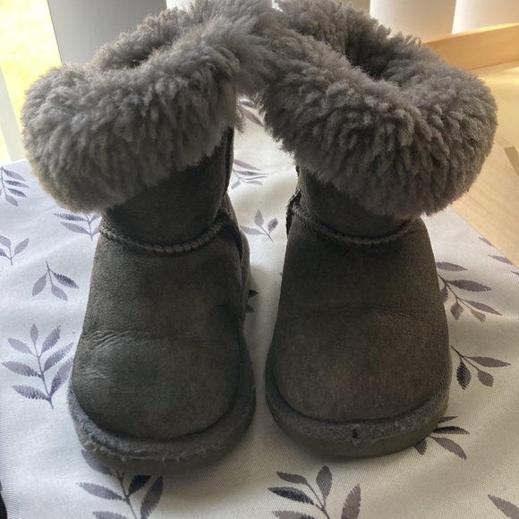 Toddler UGGS - Picture 2 of 6